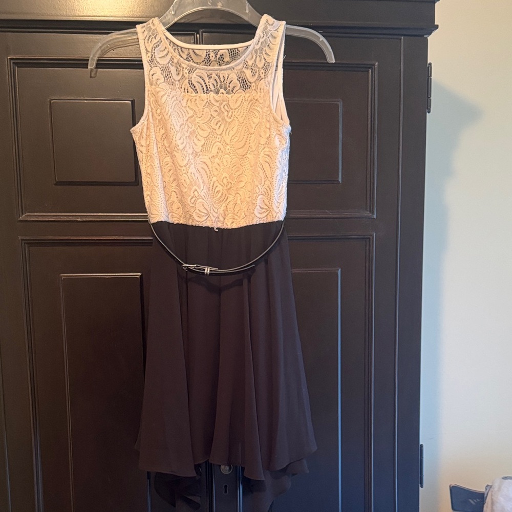 Chic Lace Bodice Sleeveless Dress in Cream and Black